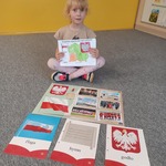 Kultura i język - dziewczynka podczas zajęć o symbolach narodowych