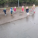 Kultura i język - podczas zabaw w obrębie tematu Nauka ludowych zabaw
