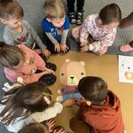 Dzień Pluszowego Misia- dzieci układają sylwetę misia wg wzoru