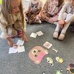 Dzień Pluszowego Misia- dziecko układa sylwetę misia wg wzoru