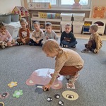 Dzień Pluszowego Misia- dziecko układa sylwetę misia wg wzoru
