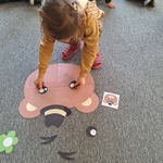 Dzień Pluszowego Misia- dziecko układa sylwetę misia wg wzoru