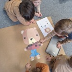 Dzień Pluszowego Misia- dzieci układają sylwetę misia wg wzoru