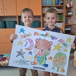 Dzień Pluszowego Misia- dzieci z plakatem