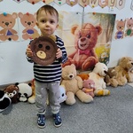 Dzień Pluszowego Misia- dziecko z misiem z talerzyka papierowego