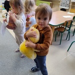 Dzień Pluszowego Misia- dziecko z misiem