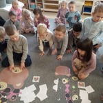 Dzień Pluszowego Misia- dzieci układają sylwety misia wg. wzoru