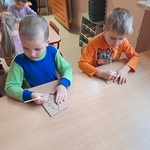 Międzynarodowy Dzień Osób z Niepełnosprawnościami - dzieci wykropkowują wzór