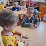 Międzynarodowy Dzień Osób z Niepełnosprawnościami - dzieci wykropkowują wzór