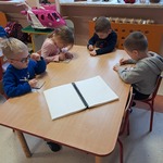 Międzynarodowy Dzień Osób z Niepełnosprawnościami - dzieci wykropkowują wzór