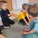 Międzynarodowy Dzień Osób z Niepełnosprawnościami - dzieci odczytują wzór dotykiem