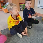Międzynarodowy Dzień Osób z Niepełnosprawnościami - dzieci odczytują wzór dotykiem