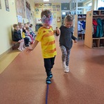 Międzynarodowy Dzień Osób z Niepełnosprawnościami - dziecko pokonuje przeszkody z przewodnikiem