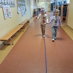 Międzynarodowy Dzień Osób z Niepełnosprawnościami - dziecko pokonuje tor z przewodnikiem