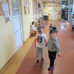 Międzynarodowy Dzień Osób z Niepełnosprawnościami - dziecko pokonuje tor z przewodnikiem