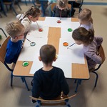 Międzynarodowy Dzień Osób z Niepełnosprawnościami - malowanie bez użycia rąk