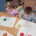 Międzynarodowy Dzień Osób z Niepełnosprawnościami - malowanie bez użycia rąk