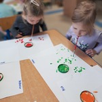 Międzynarodowy Dzień Osób z Niepełnosprawnościami - malowanie bez użycia rąk