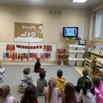 Międzynarodowy Dzień Osób z Niepełnosprawnościami - dzieci oglądają film edukacyjny