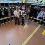 Międzynarodowy Dzień Osób z Niepełnosprawnościami  - dziecko pokonjue tor z przewodnikiem