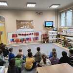 Międzynarodowy Dzień Osób z Niepełnosprawnościami  - dzieci oglądają film edukacyjny
