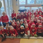 Mikołajki w przedszkolu - dzieci na przedstawieniu