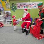 Mikołajki w przedszkolu - dziecko odbiera prezent od Mikołąja