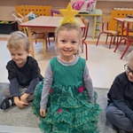 Spotkanie z poetką w grupie Tygryski- dziewczynka w stroju choinki