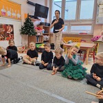 Spotkanie z poetką w grupie Tygryski- dzieci z instrumentami na dywanie