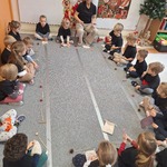 Spotkanie z poetką w grupie Tygryski- dzieci na dywanie układają 