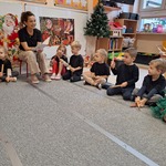 Spotkanie z poetką w grupie Tygryski- dzieci z instrumentami na dywanie