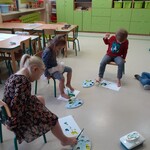 dzieci malują stopa