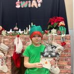 Coraz bliżej święta, coraz bliżej święta...- dziewczynka z drewnianym bałwankiem