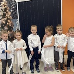 Coraz bliżej święta, coraz bliżej święta...-dzieci z grupy Tygryski podczas części artystycznej spotkania z rodzicami