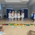 Coraz bliżej święta, coraz bliżej święta... - aniołki z grupy Słoneczka podczas Jasełek