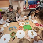 Coraz bliżej święta, coraz bliżej święta... - dzieci z grupy Tygryski dekorują pierniczki z rodzicami