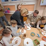 Coraz bliżej święta, coraz bliżej święta...- dzieci z grupy Tygryski dekorują pierniczki z rodzicami