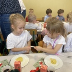 Wigilia w przedszkolu- dzieci dzielą się opłatkiem