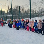 Zimowa Olimpiada Sportowa - dzieci na placu zapoznają się z celem i zasadami spotkania