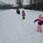 Zimowa Olimpiada Sportowa - slalom na śniegu w wykonaniu dzieci