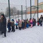 Zimowa Olimpiada Sportowa - dzieci z grupy Pszczółki w drodze na stanowisko sportowe