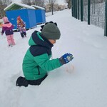 Zimowa Olimpiada Sportowa - dzieci malują śnieg 
