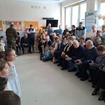 Dzień Babci i Dziadka - zaproszeni gości oglądają występ dzieci