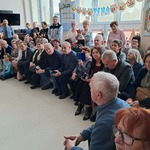 Dzień Babci i Dziadka - zaproszeni gości oglądają występ dzieci z grupy Tygryski
