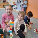 Dzień LEGO w przedszkolu- dzieci budują wieże 