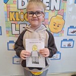 Dzień LEGO w przedszkolu- dziecko z obrazkiem