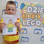 Dzień LEGO w przedszkolu- dziecko z obrazkiem