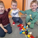 Dzień LEGO w przedszkolu- dzieci budują wspólnie wieże