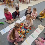 Dzień LEGO w przedszkolu- dzieci segregują klocki wg. kolorów