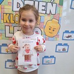 Dzień LEGO w przedszkolu- dziewczynka z obrazkiem